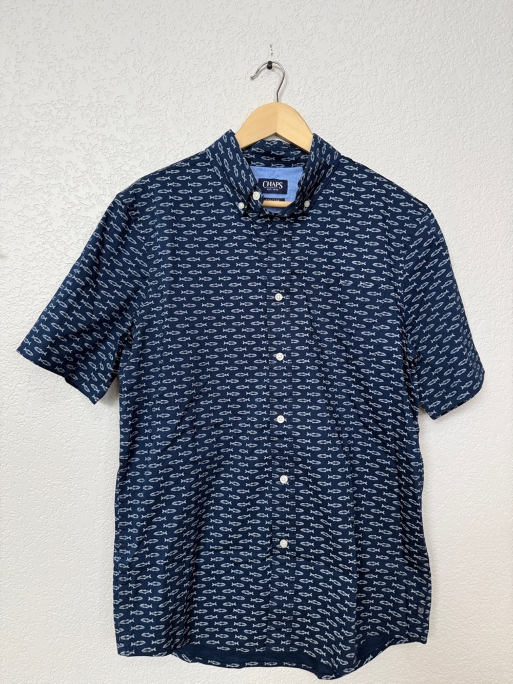 Chaps Mens Short Sleeve Button Down Casual Shirt Fish Navy and White Medium - Picture 6 of 10